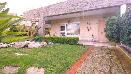Foto Villa bifamiliare a Bari di 220 m² con 5 locali in vendita