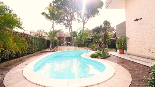 Foto Villa bifamiliare a Bari di 220 m² con 5 locali in vendita