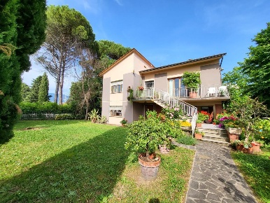 Foto Villa unifamiliare in Via Ceppo di Melo, Lucca Marlia di 219 m²