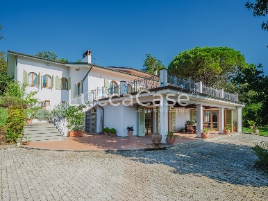 Foto Villa unifamiliare a Lucca Sant'Alessio - Carignano di 550 m²