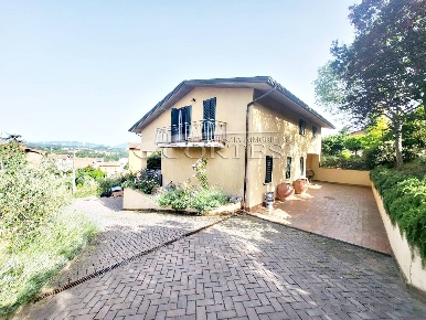 Foto Villa bifamiliare a Perugia di 300 m² con 7 locali in vendita