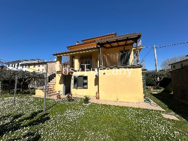 Foto Villa unifamiliare in via giovanni diodati  4, Lucca Arancio di 250 m²