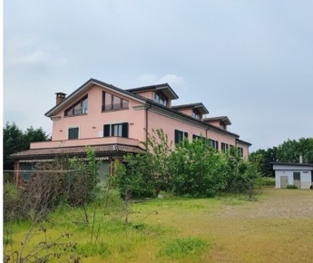 Foto Villa bifamiliare in Via Castelceriolo 1, Alessandria di 730 m²