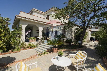 Foto Villa singola in Via Alvise da Mosto, Modica di 220 m² con 10 locali