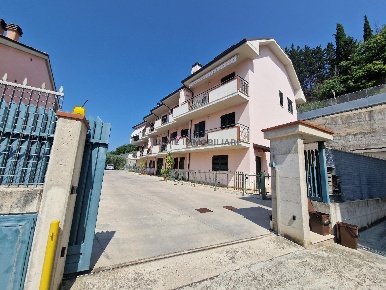 Foto Appartamento in VIA ADIGE, Ascoli Piceno di 100 m² con 5 locali