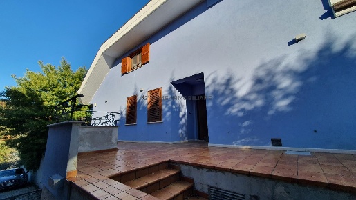 Foto Villa unifamiliare in VIA BELLAVALLE, Ascoli Piceno di 380 m²