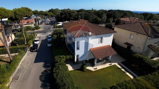 Foto Villa bifamiliare in Via Madre Clelia Merloni, Viareggio di 207 m²