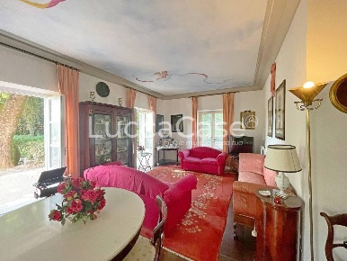 Foto Villa unifamiliare a Capannori Marlia di 400 m² con 13 locali