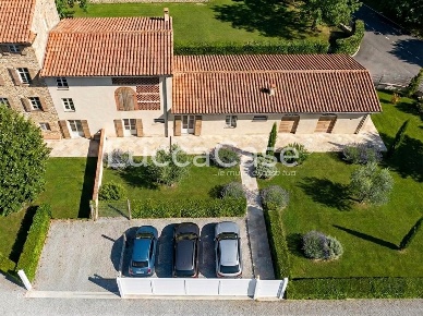 Foto Villa bifamiliare a Capannori Verciano - Guamo di 170 m² con 5 locali