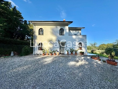 Foto Villa unifamiliare a Capannori di 147 m² con 10 locali in vendita