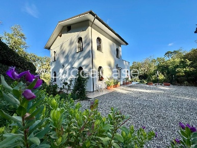Foto Villa unifamiliare a Capannori di 147 m² con 10 locali in vendita