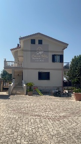 Foto Villa unifamiliare a Corato di 350 m² con 10 locali in vendita