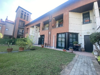 Foto Villa a schiera in Via Sondrio, Paderno Dugnano Calderara di 337 m²