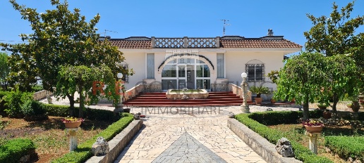 Foto Villa unifamiliare a Martina Franca di 180 m² con 9 locali in vendita