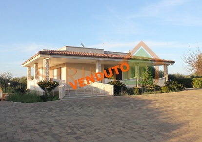 Foto Villa unifamiliare a Monopoli di 179 m² con 2 locali in vendita