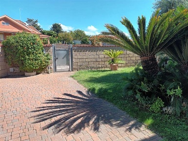 Foto Villa unifamiliare in Via Lecce, Ardea di 115 m² con 5 locali