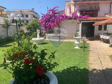 Foto Villa singola in via del parco, Ardea di 160 m² con 4 locali