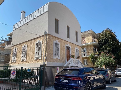 Foto Villa singola in Zona Centrale, San Benedetto del Tronto di 360 m²