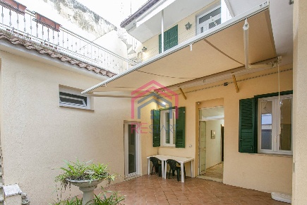 Foto Appartamento in via IV NOVEMBRE, Nettuno Centro di 216 m² con 8 locali