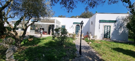 Foto Villa unifamiliare in VIA MONTI DEL DUCA, Martina Franca di 300 m²