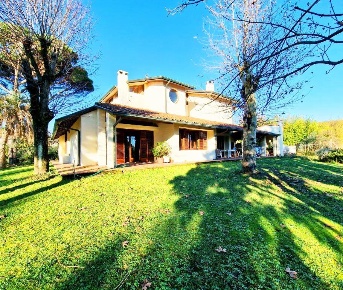 Foto Villa unifamiliare in Via Vecchia Pesciatina, Capannori di 557 m²