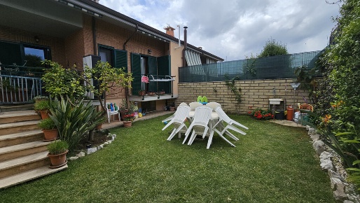 Foto Villa a Roma Acilia con 5 locali in vendita