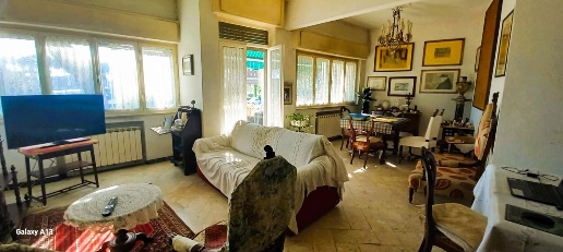 Foto Appartamento a Carrara Marina di Carrara di 120 m² con 6 locali