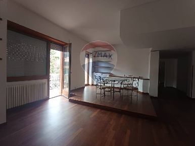 Foto Appartamento in Via Monteverde, Como Lora di 137 m² con 4 locali