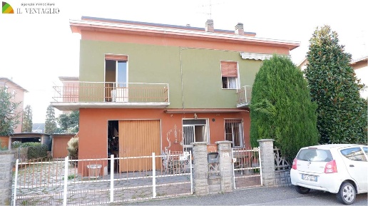Foto Villa bifamiliare a Sassuolo di 300 m² con 10 locali in vendita