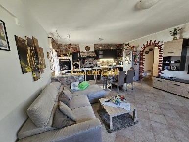 Foto Appartamento a Cascina Semicentro di 120 m² con 5 locali in vendita