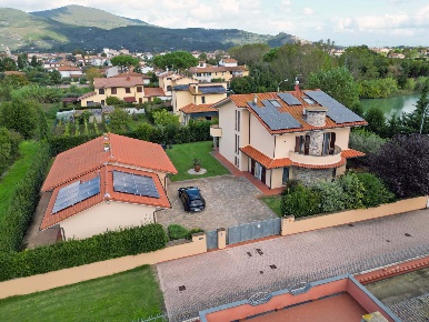 Foto Villa unifamiliare a Cascina Semicentro di 400 m² con 12 locali