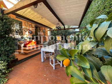 Foto Villa unifamiliare a Cascina Centro di 200 m² con 8 locali in vendita