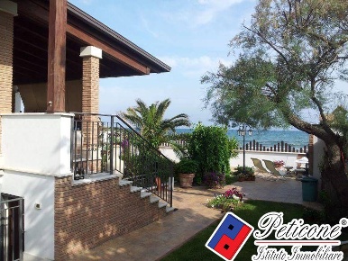 Foto Villa unifamiliare in Riva dei Gabbiani, Terracina di 211 m²