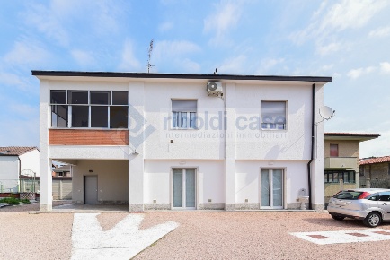 Foto Villa unifamiliare in VIA MATTEUCCI, Seregno San Carlo di 360 m²