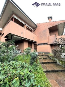 Foto Villa unifamiliare a Desio di 450 m² con 7 locali in vendita