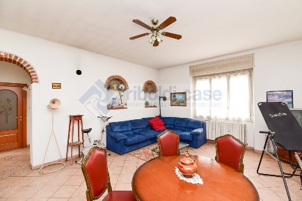 Foto Villa unifamiliare in VIA LOMBARDIA, Desio di 250 m² con 7 locali