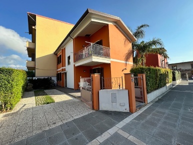 Foto Villa unifamiliare in Viale MILITE IGNOTO 48, di 150 m² con 5 locali