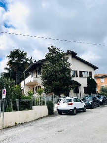 Foto Villa unifamiliare in Via Po  22, Senigallia Centro Storico di 307 m²