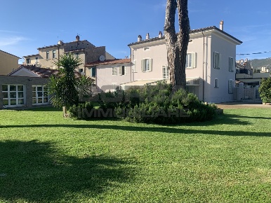 Foto Villa unifamiliare in Via della chiesa  10, Cascina di 450 m²