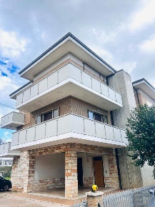 Foto Appartamento in Via Savonarola 19, Senigallia Centro Storico di 150 m²