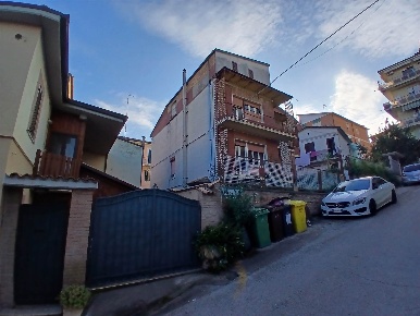 Foto Villa unifamiliare in Via Cuneo 9, Vasto di 310 m² con 12 locali