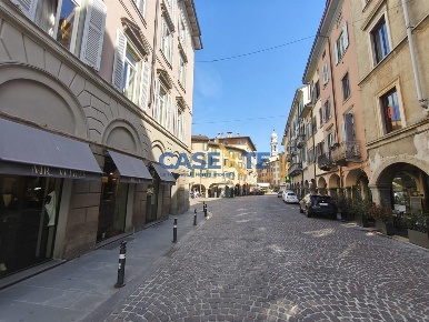 Foto Appartamento in PIAZZA PONTIDA, Bergamo Centro di 105 m² con 3 locali