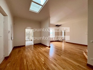 Foto Appartamento a Lucca Piazza Napoleone - San Michele di 200 m²