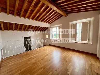 Foto Appartamento a Lucca Piazza Napoleone - San Michele di 200 m²