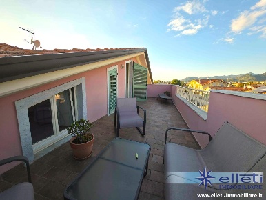 Foto Appartamento a Massa Marina di Massa Centro di 80 m² con 3 locali