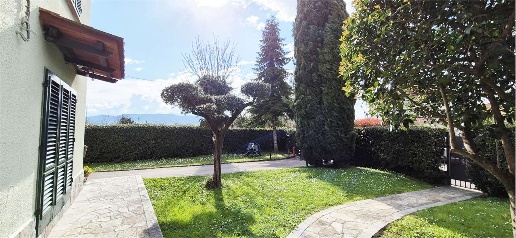 Foto Villa unifamiliare a Prato di 300 m² con 10 locali in vendita