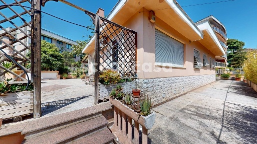 Foto Villa unifamiliare in Via Tommaso Vallauri, Roma di 320 m² in vendita