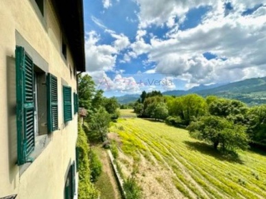 Foto Villa unifamiliare a Castiglione di Garfagnana di 1300 m² con 7 locali
