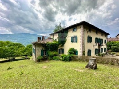 Foto Villa unifamiliare a Castiglione di Garfagnana di 1300 m² con 7 locali