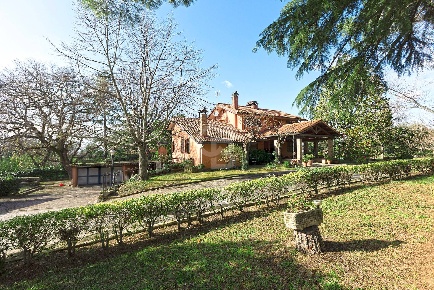 Foto Villa singola in Strada Due Casali, Viterbo di 349 m² con 7 locali